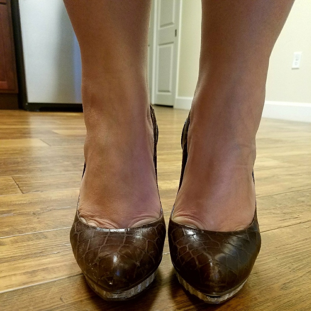 Brown croc pump